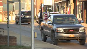 Trakten kring staden Petersburg är konservativ. Här är kyrkan och fosterlandet viktiga. En bil med amerikanska flaggan kör på gatan i West Virginia.