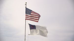 I Petersburg ser man både USA:s flagga och den kristna flaggan på många håll i staden. USA:s flagga och den kristna flaggan fladdrar i Petersburg, West Virgnia.