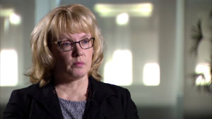 Sari Koivuniemi undrar varför de privata vårdföretagen anställer filippinska sjukskötare när det finns arbetslösa närvårdare i Finland. Sari Koivuniemi undrar varför de privata vårdföretagen anställer filippinska sjukskötare när det finns arbetslösa närvårdare i Finland.