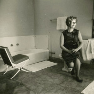 Meri konserttimatkalla Belgiassa. Päätös jatkaa Pariisiin kypsyi. Meri Louhos hotellissa Belgiassa 1969.