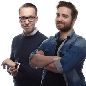 Oliwer Bäcklund och Ted Forsström vill återskapa 90-talet i en näsdagssitcom. Oliwer Bäcklund och Ted Forsström poserar. Fotokollage från två separata foton.