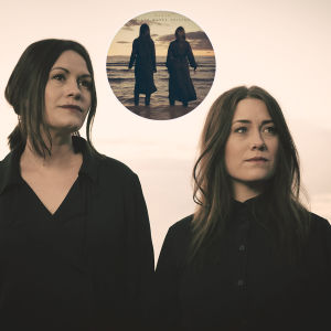 Systrarna Åhman visar att man kan göra folkmusik modernt, gotiskt och spännande. Annika och Julia Åman i bandet Kaain med alnumet Black waves arising i boll i hörnet.