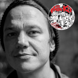 Teemu Bergmans punkband PÄÄ KII är ivriga på att släppa sjutumsvinyler. Teemu Bergmans ansikte och singelomslag i boll i hörnet.