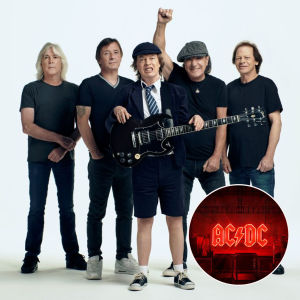 AC/DC är Cliff Williams, Phil Rudd, Angus Young, Brian Johnson och Stevie Young. AC/DC 2020 med PWR UP-skivan i boll i nedre hörnet.