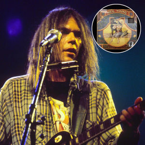 Neil Young öppnar sina arkiv och "Homegrown" från 1975 gavs officiellt ut i år. Neil Young 1976 med munspel. Albumet Homegrown i boll i hörnet.
