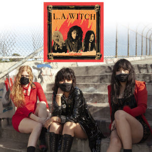 L.A. Witch spelar ökendammig stoner-garagerock. Trion L.A. Witch sitter ute på trappa med munskydd.