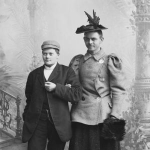 Marie Høeg och sannolikt hennes partner Bolette Bergs bror i det motsatta könets kläder i slutet av 1800-talet.