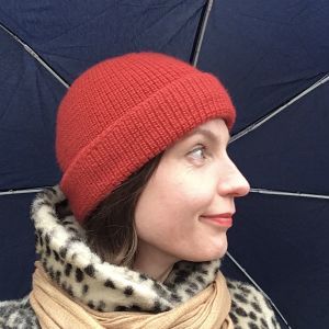 Laura Naukkarinen lähikuvassa sateenvarjon alla