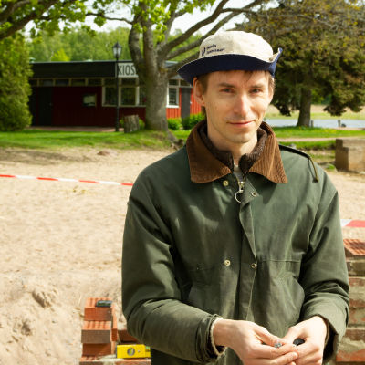 man på strand i närbild