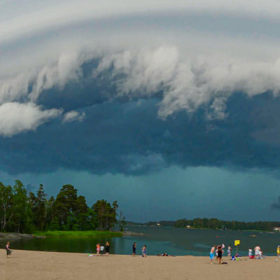Åskväder över Solviken i Helsingfors.