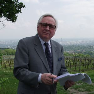 Viiniviljelysten takana siintää Wien. Kuvassa myös Erkki Toivanen juontohommissa, v. 2002.