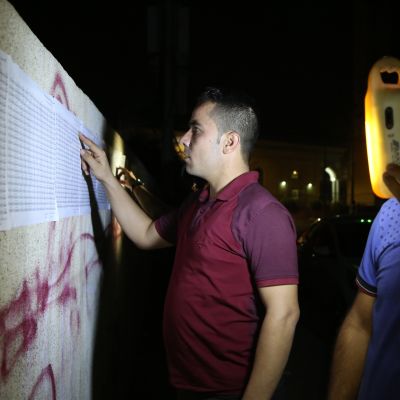 Kurdimies tarkasteli nimilistaa äänestyspaikalla Erbilissä pohjoisessa Irakissa 24. syyskuuta.