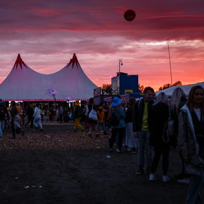 Festivaalipäivän kaunis ilta ja auringonlasku.