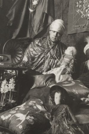 Madame Craucher i sin orientaliskt inspirerade salong Madame Craucher i sin orientaliskt inspirerade salong