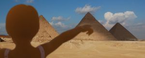 Nuori poika pyramideilla.