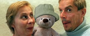 Kati Outinen ja Taisto Oksanen kertoivat Uppo-Nallen eläväksi. Kati Outinen ja Taisto Oksanen Uppo-Nallen vieressä.