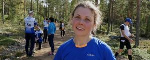 Kuuttinen tävlar också i löpskytte och rullskidsskytte. Heidi Kuuttinen blir intervjuad i skogen.