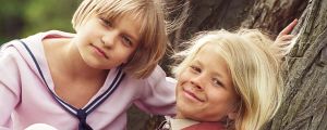 Salaisen puutarhan pääosissa ovat Salla Häkkinen (Martha) ja Eero Hujanen (Colin). Kaksi lapsinäyttelijää nojaavat puuhun, kuunnelma Salainen puutarha.