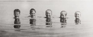 Hannikaisen veljessarja vedessä, vain päät näkyvissä: Lauri, Ilmari, Tauno, Arvo ja Väinö.