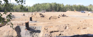 Arbeten pågår på området. Ett sandområde i en skog där man bygger ut vatten- och avlopp.