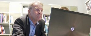 Patrick Eriksson tittar på dator.