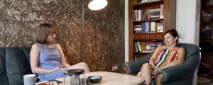 Simona Keršytė och Gitana Keršienė diskuterar minnen. Simona Keršytė och Gitana Keršienė diskuterar minnen från Litauens självständighetskamp.