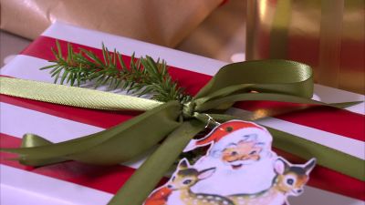 Traditionellt paket med grankvist och tomte.