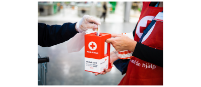 en person med insamlingsbössa för Hungerdagsinsamlingen