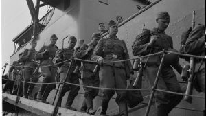 Finländska SS-män landstiger i Hangö den första juni 1943. Foto: SA-kuva. Frivilliga SS-män stiger i land i Hangö den första juni 1943. Foto: SA-kuva.