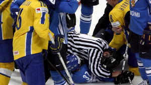Jarkko Ruutu kunde det där med att röra om i grytan – också mot Sverige. Bråk under Finland-Sverige.