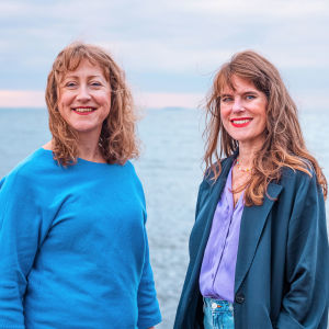 Katja Bargum och Jenny Lucander med hav i bakgrunden.
