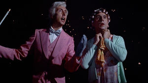 Toivottavasti avaruudessa on älyllistä elämää, sillä maapallolla siitä ei ole tietoakaan! Eric Idle ja Terry Jones elokuvassa Monty Python – Elämän tarkoitus
