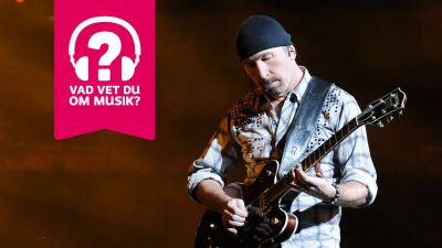 The Edge spelar elgitarr.