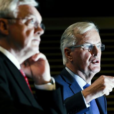 Britannian brexit-ministeri David Davis ja EU:n pääneuvottelija Michel Barnier puhuivat toimittajille viidennen neuvottelukierroksen päätteeksi torstaina 12. lokakuuta.