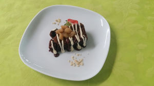 Chokladkaka med äpplen flamberade med calvados. Chokladkaka med äpplen flamberade i calvados.