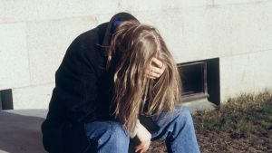Många skuldbelägger sig för att de hamnat i fängelse och inte kan träffa sina barn. deprimerad människa