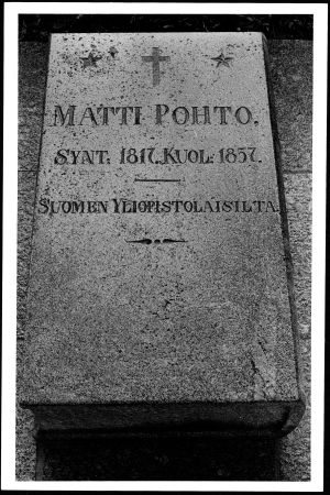 Matti Pohdon muistokivi Kansalliskirjaston pihalla Helsingissä. Matti Pohdon muistokivi Kansalliskirjaston pihalla Helsingissä.