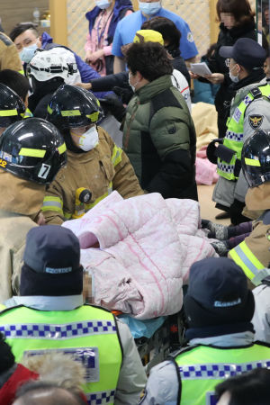 Brandmän evakuerade patienter som var inlindade i filtar och täcken