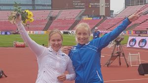 Venla Peltola (t.v.) och Elin Källberg tog en dubbelseger i spjut. Venla Peltola och Elin Källberg, juniorkampen 2018.