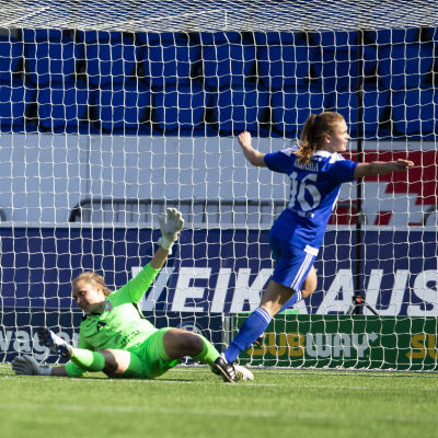 Vilma Hakala gör mål mot Åland United.