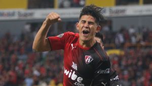 Barraza har spelat i Atlas i Mexico. Jahir Barraza firar ett mål i Atlas tröja.