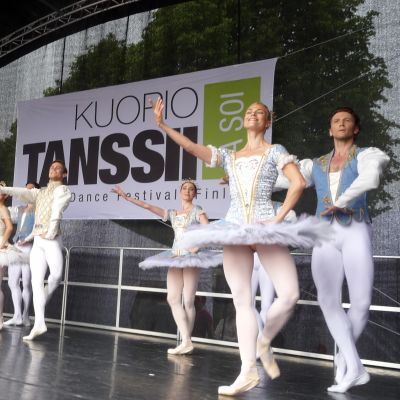 Miehiä ja naisia tanssii balettia