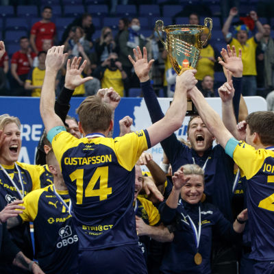 Sverige firar VM-guld i innebandy 2021.
