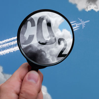 Bildcollage av ett förstoringsglas som är riktat mot kondensationsstrimmorna från ett flygplan.
