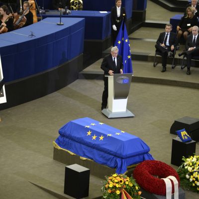 EU-kommissionens ordförande Jean-Claude Juncker håller tal vid Helmut Kohls kista under minnesceremoni i Strasbourg.