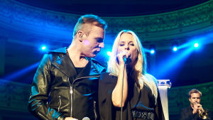 Kimmo Blom och Krista Siegfrids uppträder i Nästan unplugged. Krista Siegfrids tillsammans med Kimmo Blom på Alexandersteaterns scen.