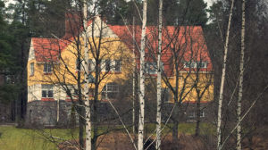 Grankulla musikinstitut håller till i författaren Mikael Lybecks (1864-1925) gamla villa ovanför centrum. Vallmogård, gul villa i sten.