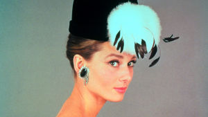 Audrey Hepburn poseeraa lähikuvassa. Kuva elokuvasta Aamiainen Tiffanylla.