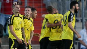 Två mål i andra halvlek räckte för Niederkorn. Spelare i Progres Niederkorn firar.