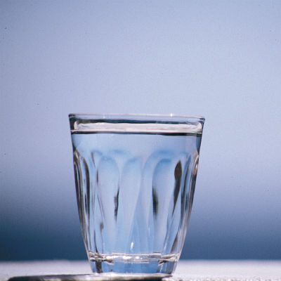 Ett vattenglas.